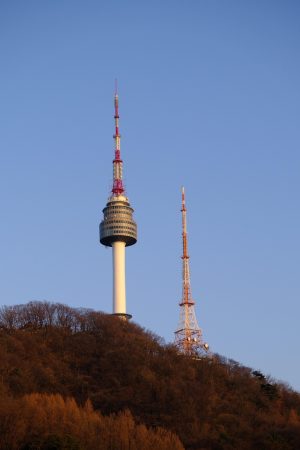 金牌影视韩剧精选封面，首尔都市背景，男女主角浪漫相遇场景